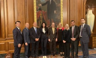 Oda Amerikane takon senatorët dhe kongresmenët amerikanë