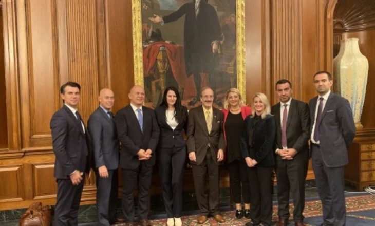 Oda Amerikane takon senatorët dhe kongresmenët amerikanë