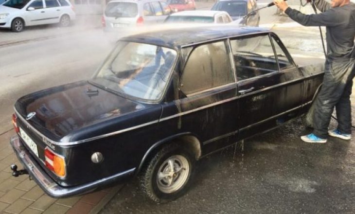 Kosovari nxjerr nga garazha BMW-në unike 47 vjeçare
