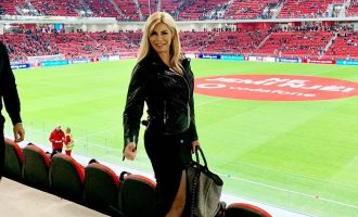 Manjola Nallbani vjen me poza tërheqëse nga “Air Albania Stadium”