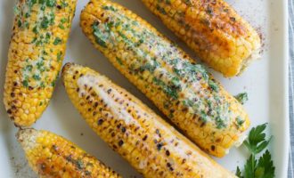 Misra të pjekur shoqëruar me salcë hudhrash