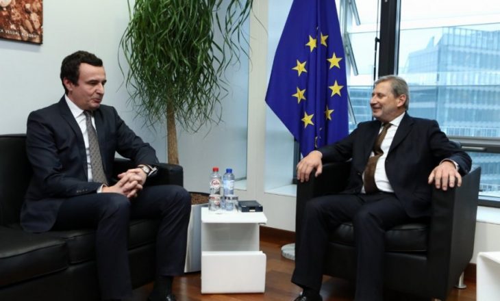 Hahn takon Kurtin në Bruksel: Flasin për dialogun e gjendjen në Kosovë