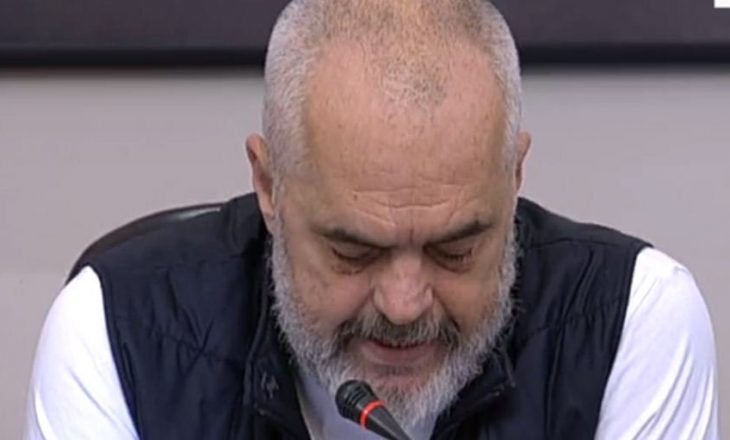 Rama përlotet teksa lexon emrat e viktimave