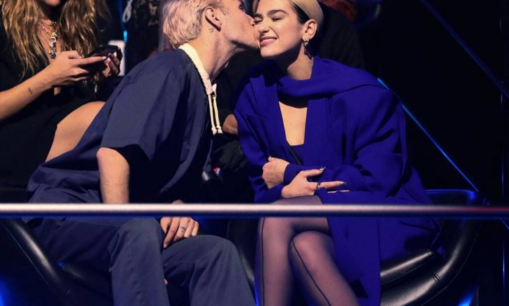 Dua Lipa tregon si ishte tradhtuar në takimin e parë: Po puthte vajza të tjera