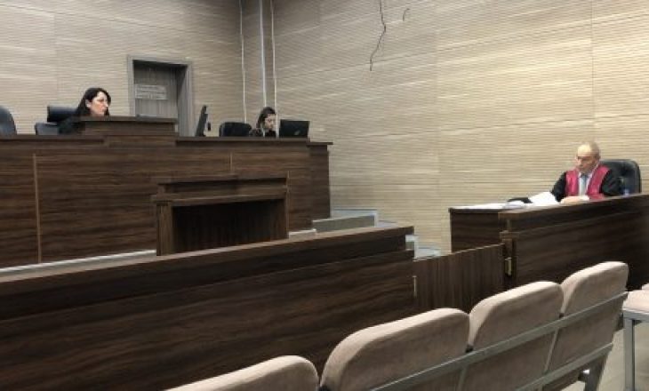 Gjykata urdhëron gruan e kthyer nga Siria në Kosovë ta heqë burkën gjatë seancës