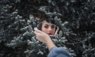 Këto 6 tipare e bëjnë një grua më kërcënuese ndaj grave të tjera