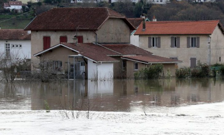 Franca kaplohet nga moti i ligë, 70 mijë shtëpi mbesin pa energji elektrike – humbin jetën dy persona