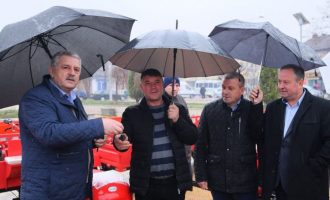 Komuna e Podujevës shpërndau 100 motokultivatorë për fermerë