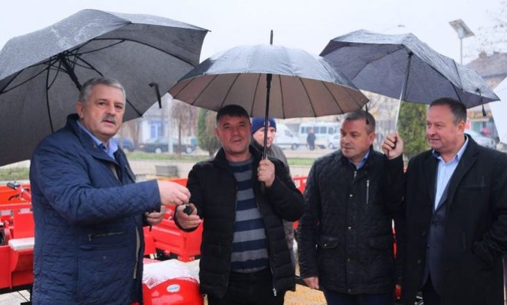 Komuna e Podujevës shpërndau 100 motokultivatorë për fermerë
