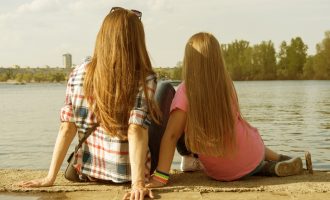 Këto fjalë të sinqerta çdo adoleshente duhet të i dëgjojë nga nëna