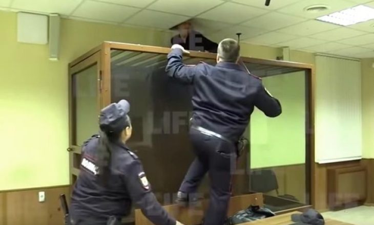 I rrethuar me policë rusë, 18-vjeçari tenton të arratiset nga tavani i gjykatës