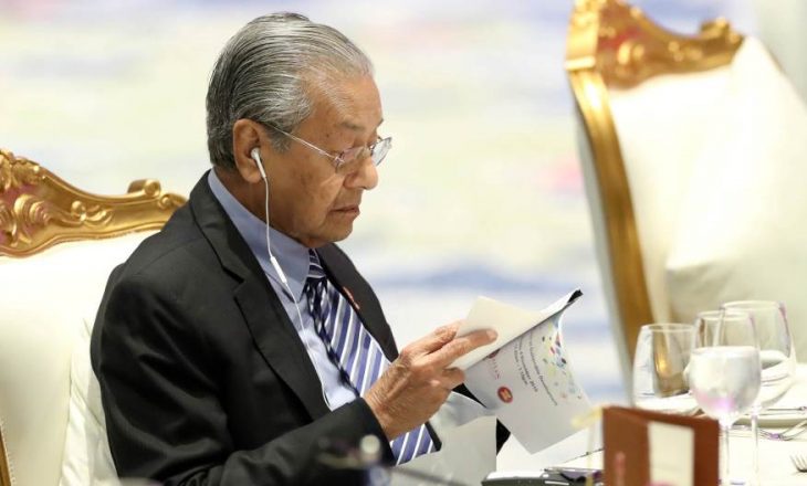 Kryeministri i Malajzisë (94) e këshillon homologen finlandeze (34) të këshillohet nga më të vjetrit