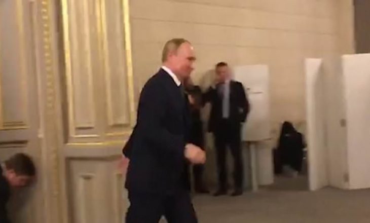 Paris: Momenti kur 6 truproja e shoqërojnë Putinin në WC