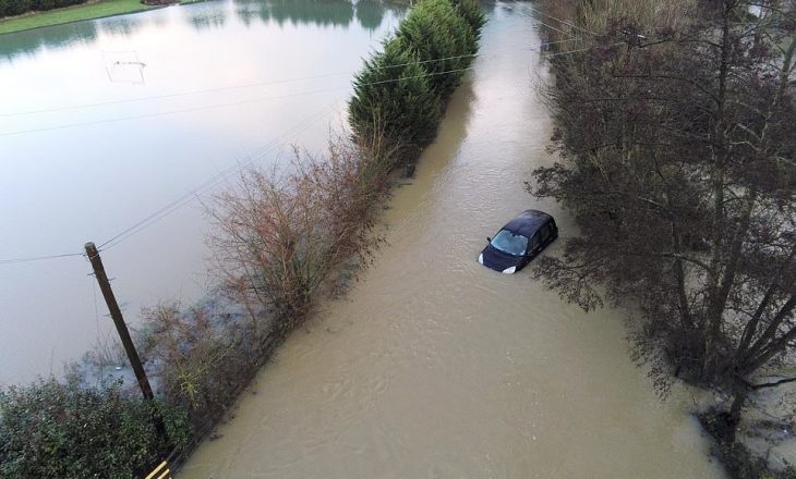 Tornado dhe njerëz e makina nën ujë, moti i keq gjunjëzon Britaninë