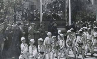 Koha kur nxënësit shqiptarë defilonin me veshje kombëtare