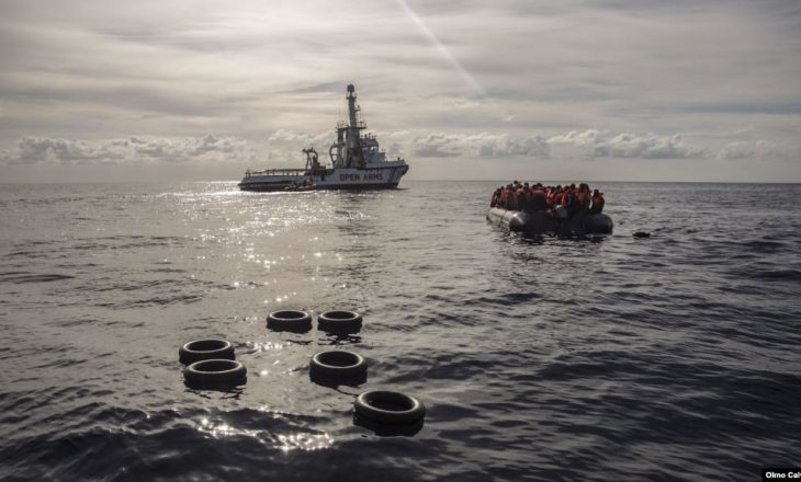 Rojet bregdetare të Spanjës shpëtojnë 200 migrantë