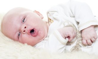 Si ta ndaloni kollën tek bebet me metoda natyrale?