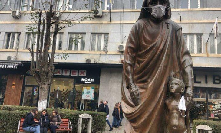 Nënë Terezës në shesh “po i zihet fryma” nga ajri ndotur