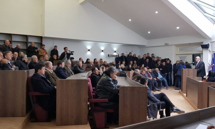 Reagon asamblistja e VV-së: Kryetari i Vitisë po bën monolog me qytetarët
