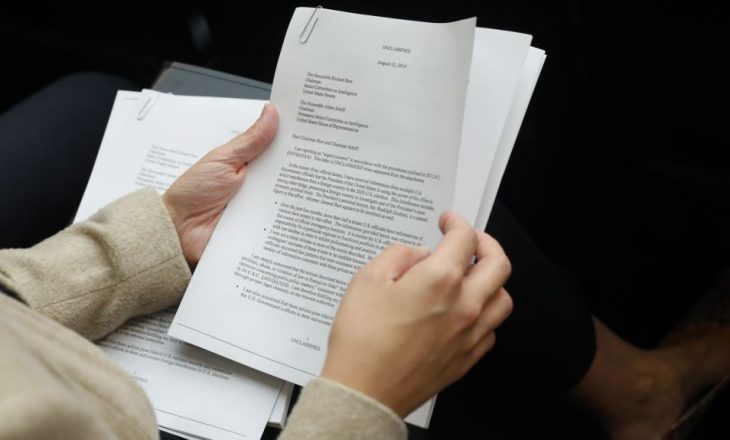 Trump shpërndan emrin e informatorit, më vonë fshin mesazhin