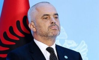 Rama poston foton e Thaçit dhe Rugovës me mbishkrimin “Liria ka emër”