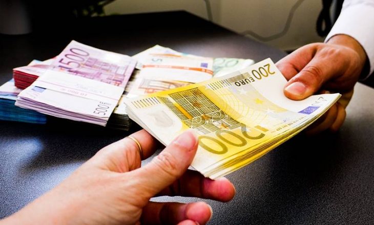 Një kalimtar në Gjermani gjen dhe kthen një çantë me 16.000 euro, refuzon shpërblimin