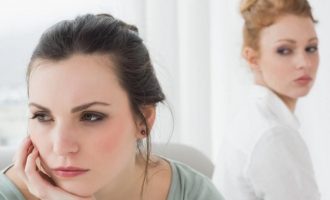 A e dini pse na kritikojnë të tjetër?