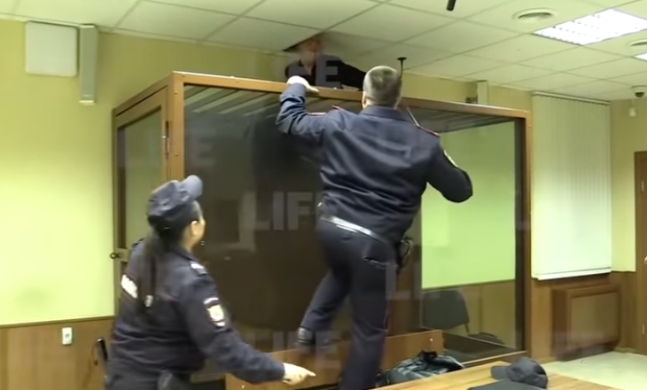 I rrethuar me policë, 18-vjeçari tenton të arratiset nga tavani i gjykatës