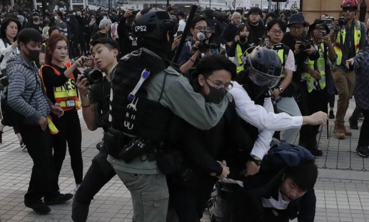 Përleshjet e policisë dhe protestuesve në Hong Kong në tubimin e përkrahjes për Ujgurë