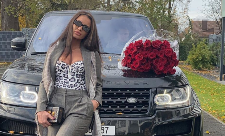 Genta Ismajli pranon dhuratë Range Rover Vogue në vlerë 100 mijë euro