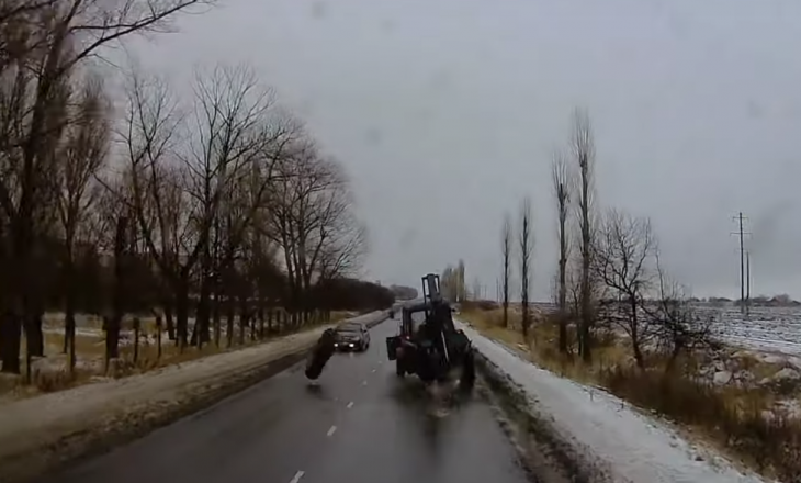 E rëndë, traktorit i shkëputet rrota gjatë lëvizjes – shikoni çka ndodhi më pas