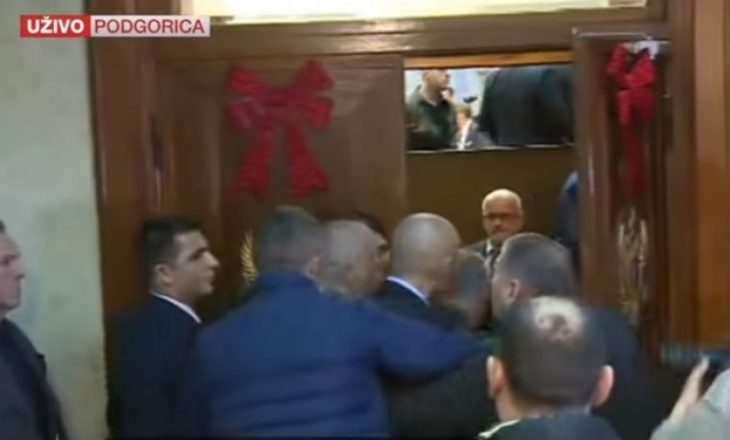 Dhunë, gaz lotsjellës dhe arrestime deputetësh në Parlamentin e Malit të Zi