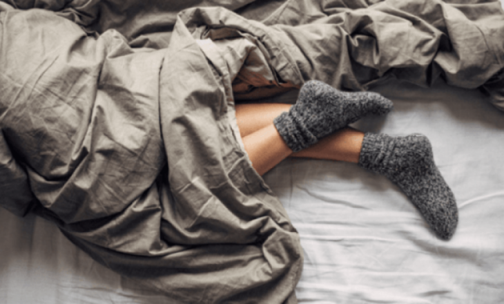 Tri arsyet kryesore pse duhet të flini me çorape