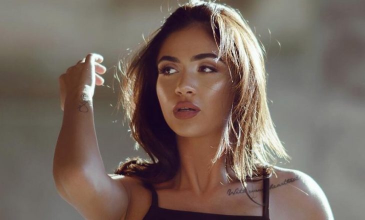 Me këtë foto Arta Nitaj uron ndjekësit për Krishtlindje