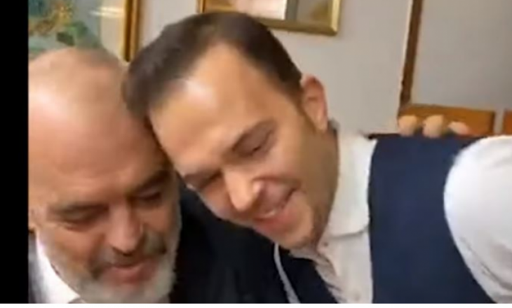 Edi Rama porosit kafe në lokalin italian, kamarieri i del nga Elbasani, ky është reagimi i tij