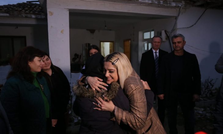Bebe Rexha në një tjetër fshat, viziton familjen e dytë që do t’i rindërtojë shtëpinë