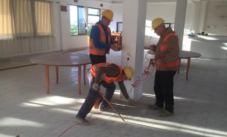 Ushtria shemb me tritol një tjetër godinë të dëmtuar nga tërmeti (VIDEO)