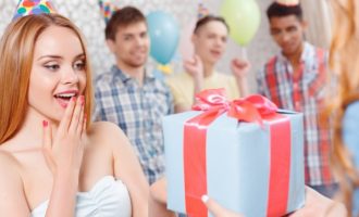 A duhet të hapet dhurata para mysafirëve apo jo?