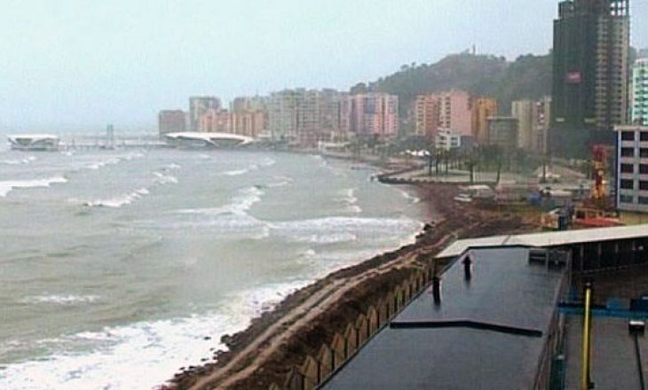 Tetë ballë deti në Durrës, probleme në lundrimin e trageteve