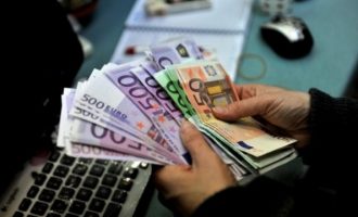 Kosovarët të “mbytur” në kredi – Mbi tre miliard euro borxhe në banka