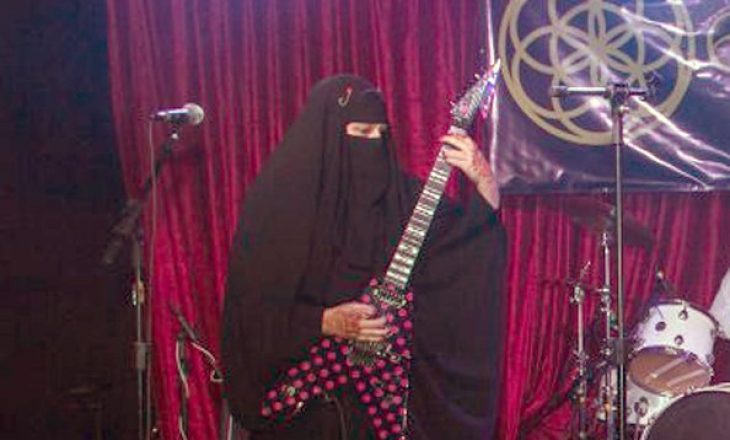 E rrallë, gruaja me burka pjesë e grupit rock