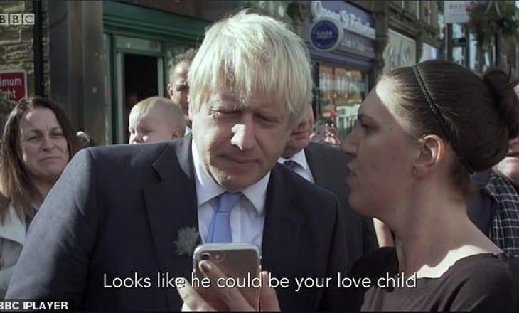 Një grua e ndal kryeministrin britanik në rrugë: Djali im të përngjan, mund të jetë fëmija yt i dashurisë