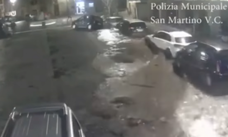 Pamje të frikshme- Si pasojë e shpërthimit të ujërave, çahet asfalti, merr veturat me vete