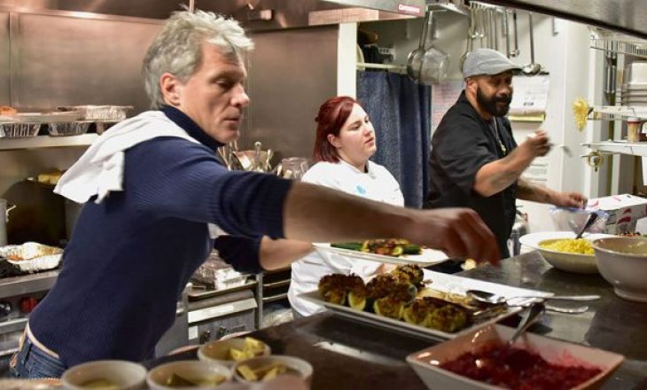 Këngëtari hap restaurantin e tretë ku të pastrehët mund të ushqehen falas