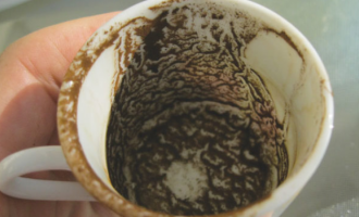 Ja çfarë mund të bëni me atë që ngel pasi pini kafen