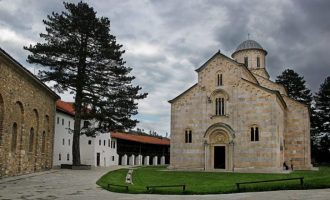 Manastiri i Deçanit shpërndan artikullin serb: Dialogu ndërlikohet nëse nuk negociohet për Kishën Ortodokse Serbe