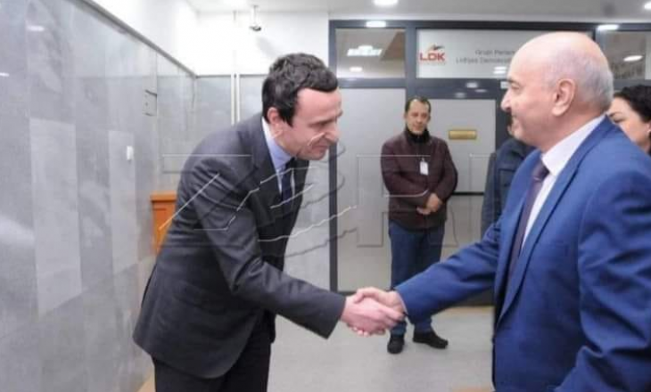 “Theu kurrizin” për ta joshur Profën, por Mustafa bindet vetëm me poste