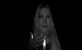 Era Rusi publikon këngën e re ‘Në emër të shpresës’, dedikuar tragjedisë së Shqipërisë