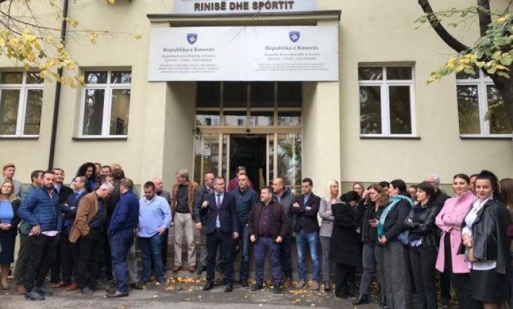Punëtorët e MKRS: Ish- kabineti i ish- Ministrit të MKRS po përgatit dokumentacionin dhe inventarin për zhvendosje në objektin privat