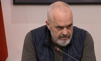 Rama, qeni që pret gazetarët